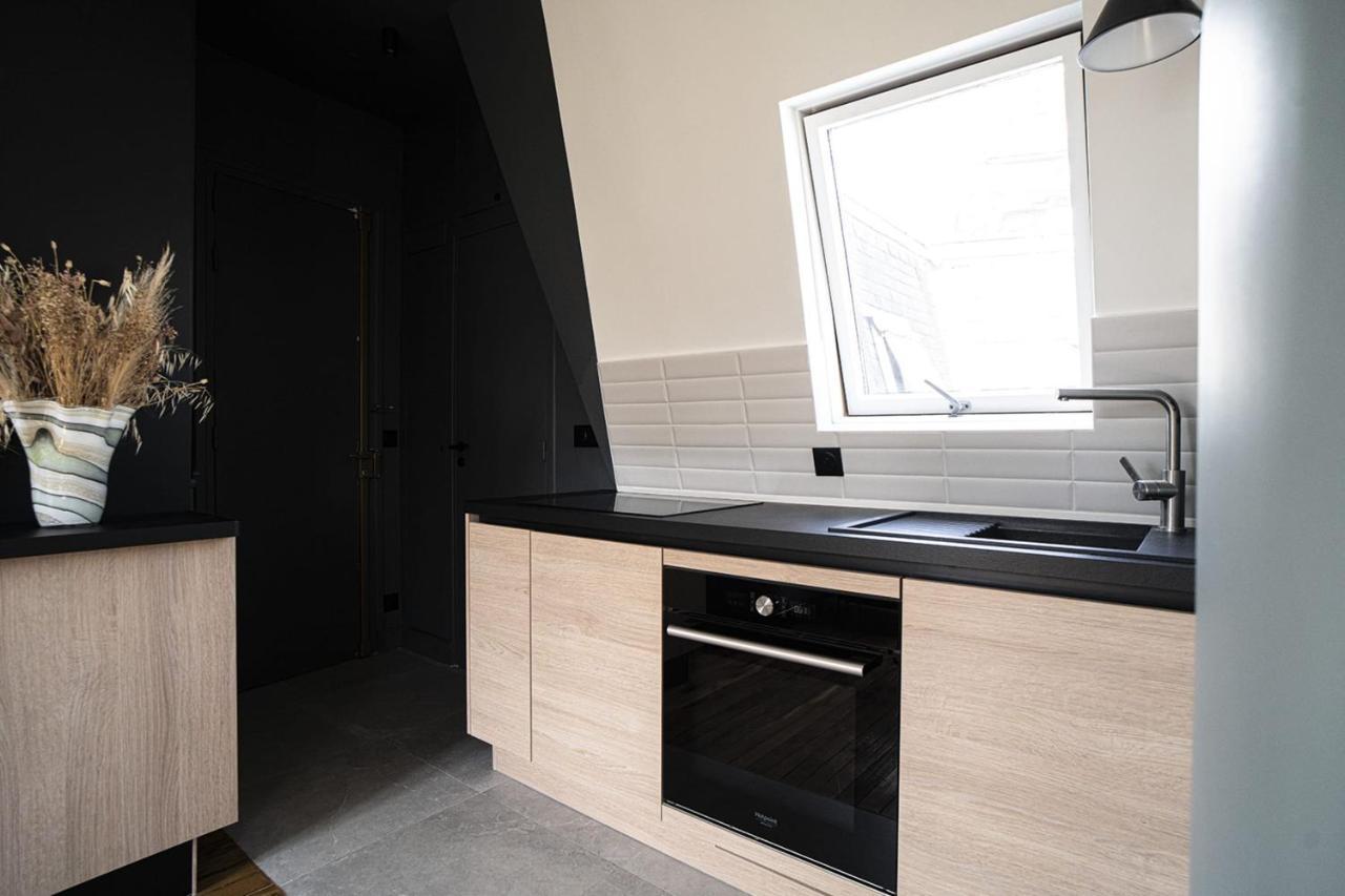 Parisian Cocoon Under The Roofs View Eiffel Tower Appartamento